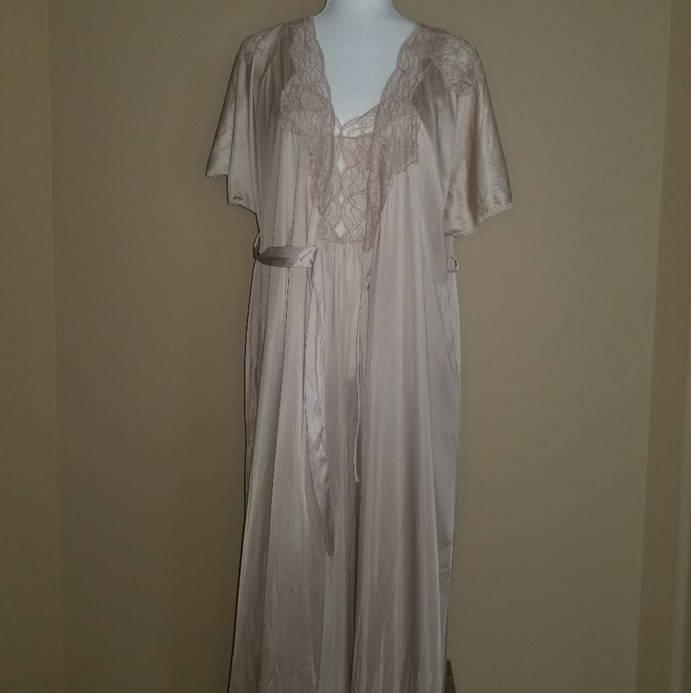 Henson Kickernick cream nightgown and robe